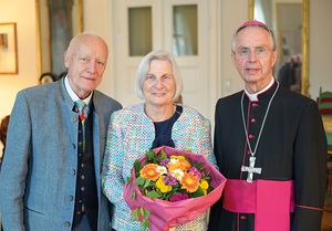 Prof. Johann Siller bedankte sich bei seiner Frau Ulrike für die Unterstützung über all die Jahre hinweg und bei  Weihbischof Hansjörg Hofer für den Rupert-und-Virgil-Orden in Gold (v. l.).