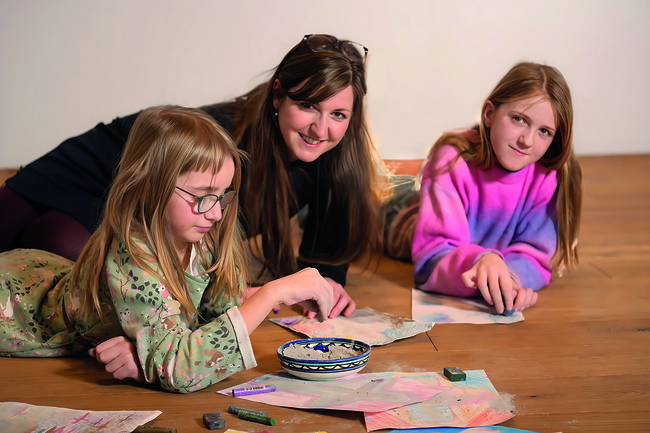 Katharina (l.) und Marlene Rohrer-Fuchsberger mit Mama Christa bei der Gestaltung eines Bildes.