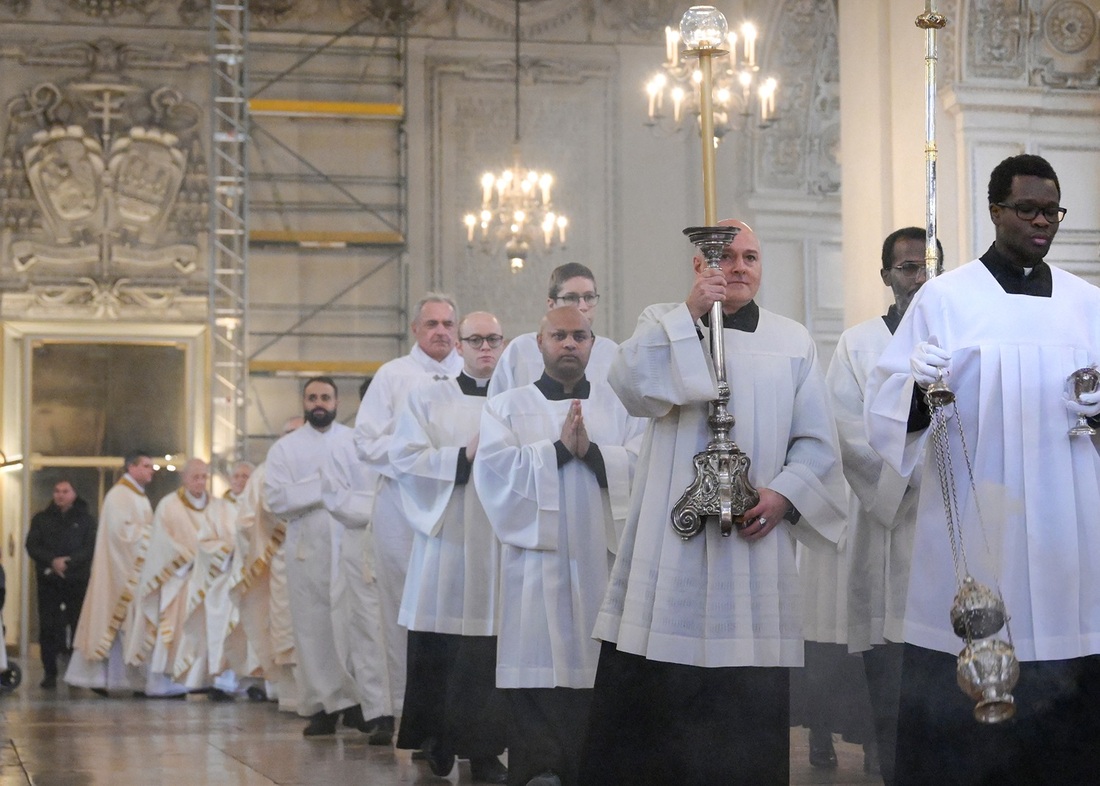 Franz Hierzberger (vorne mit Leuchter) und weitere Ministranten beim Einzug in den Dom.