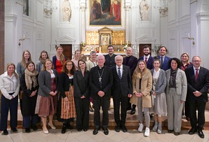 Festgottesdienst und  Verleihung der „Missio  canonica“ im Borromäum. Vorne Mitte: Erzbischof Franz Lackner (l.) und Dompfarrer Roland Rasser. Vorne rechts: Erwin Konjecic, Direktor des Amtes für Schule und Bildung der Erzdiözese Salzburg.  