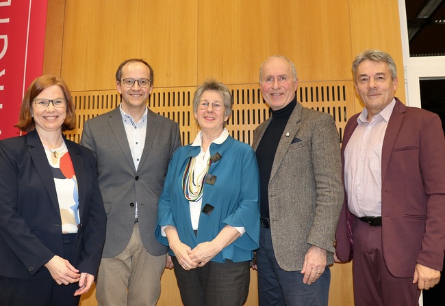 Teilnehmerinnen und Teilnehmer der Diskussionsrunde im Bildungszentrum St. Virgil (v. l.): Kathrin Karloff, Andreas G. Weiß, Regina Petrik, Markus Schlagnitweit, Rainald Tippow.