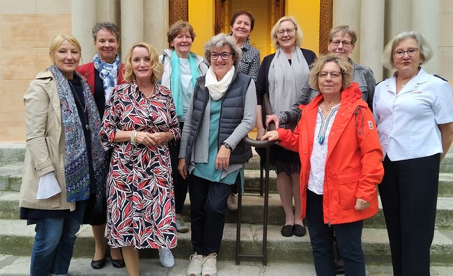 Die Vorstandsfrauen des Weltgebetstags in Österreich mit Ehrengästen bei der Feier zum 70. WGT-Geburtstag in Wien. Mit im Bild zwei Frauen aus der Erzdiözese:  Tania Zawadil (3. v. l.) und Brigitte Zinnburg (4. v. r.). 