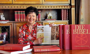 Die Mundartdichterin aus Erl mit ihrer Lieblingsbibel
