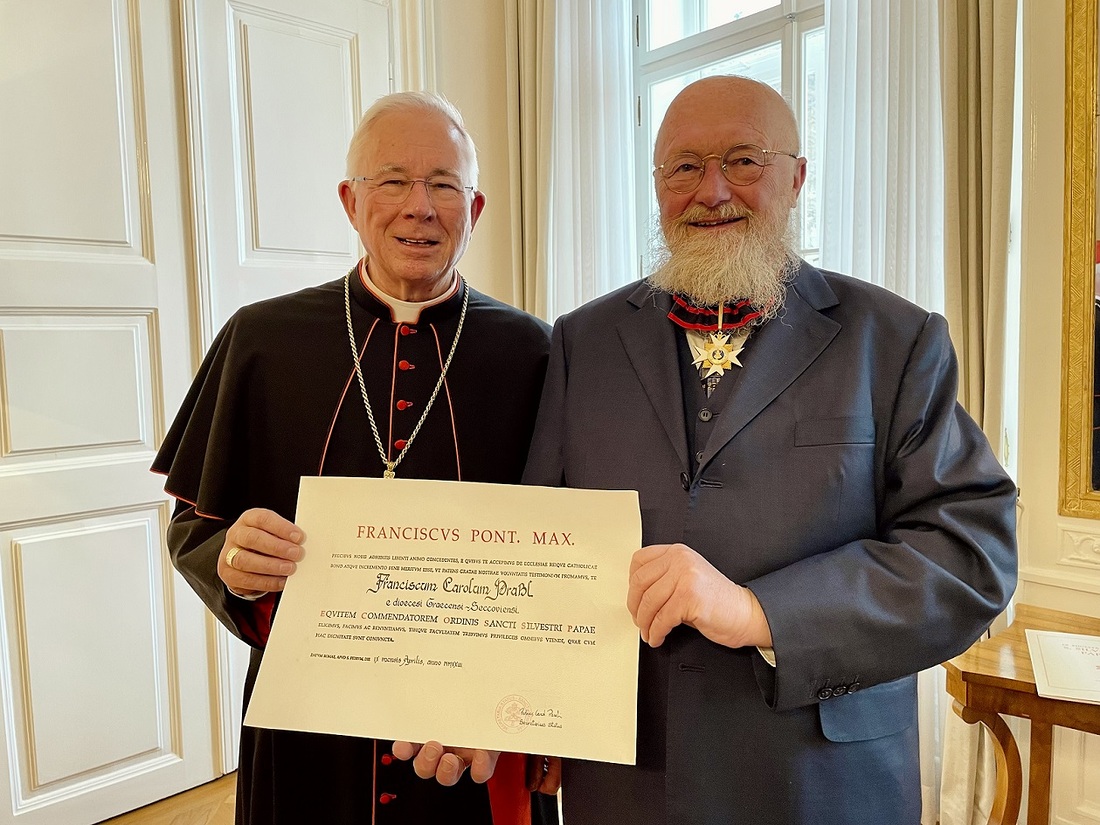 Erzbischof Franz Lackner überreichte im Bischofshaus Orden und Urkunde an den verdienten Kirchenmusiker Franz Karl Praßl.  