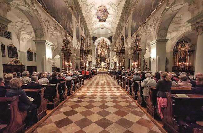 In der Stiftskirche St. Peter wird Erzabt Korbinian zusammen mit Konvent und Gemeinde die Radio-Livemesse feiern.  