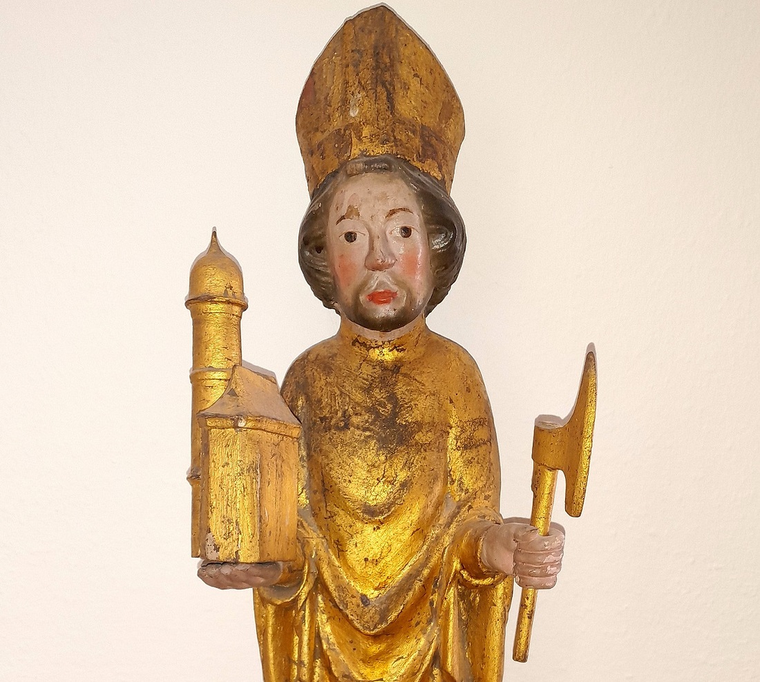 Statue des heiligen Wolfgang (ca. 924 – 994) mit Kirchenmodell und Hackel in der Wolfgangkapelle, in St. Michael im Lungau.