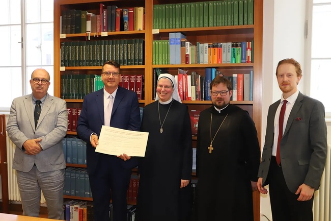 Oskar Dohle (Direktor Salzburger Landesarchiv), Thomas Mitterecker (Archivleiter Erzdiözese), Sr. Christine Nigg (Ordinariatskanzlerin), Erzabt Jakob Auer (St. Peter) und Felix Kaiblinger (GF des Salzburger Doms/Vertreter des Domkustos).