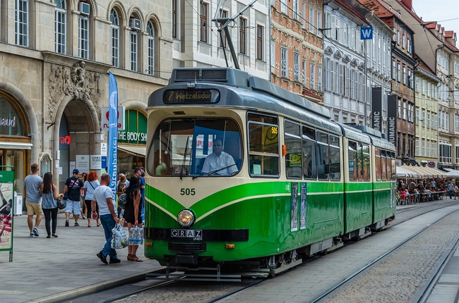 Entspannte,  gesellige, gut genützte Mitfahrt in Bus, Bahn und Bim: Wer dennoch zeitweise aufs Auto zurückgreifen will, teilt es im Carsharing mit anderen.