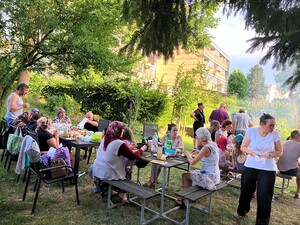 Grillfest: Zusammenrücken und genießen nach getaner Arbeit.