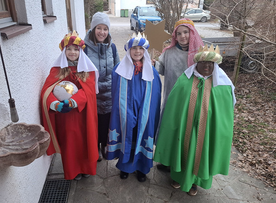 In Bad Vigaun freute man sich  über Rekordspenden von mehr als 9.050 Euro für die Dreikönigsaktion – im Bild rechts die  Gruppe mit Leonie, Begleiterin Bianca Mailänder, Julia, Helena, Johannes.