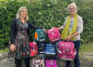 Julia Ortmann-Radau (links/Geschäftsführerin  Familienverband Salzburg) und Schwester Franziska  (ArMut teilen) freuen sich über gespendete Schulsachen.