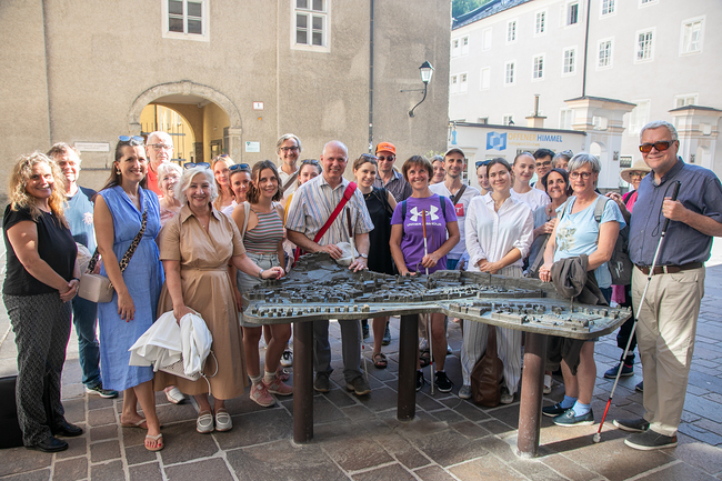 Start zur Altstadtrunde beim Blindentastmodell in der Salzburger Franziskanergasse.