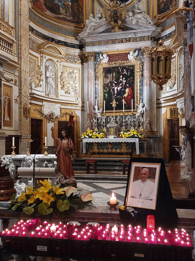 Ein Lichtermeer vor dem Bild von Papst Franziskus in der Kirche Santa Maria dell‘Anima bezeugt die tiefe Verbundenheit der deutschsprachigen Gemeinde in Rom mit ihm. 