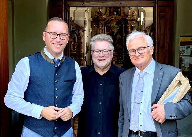Von links: Bürgermeister Georg Djundja mit Stadtpfarrer Nikolaus Erber und dem Jubilar Roland Rasser.