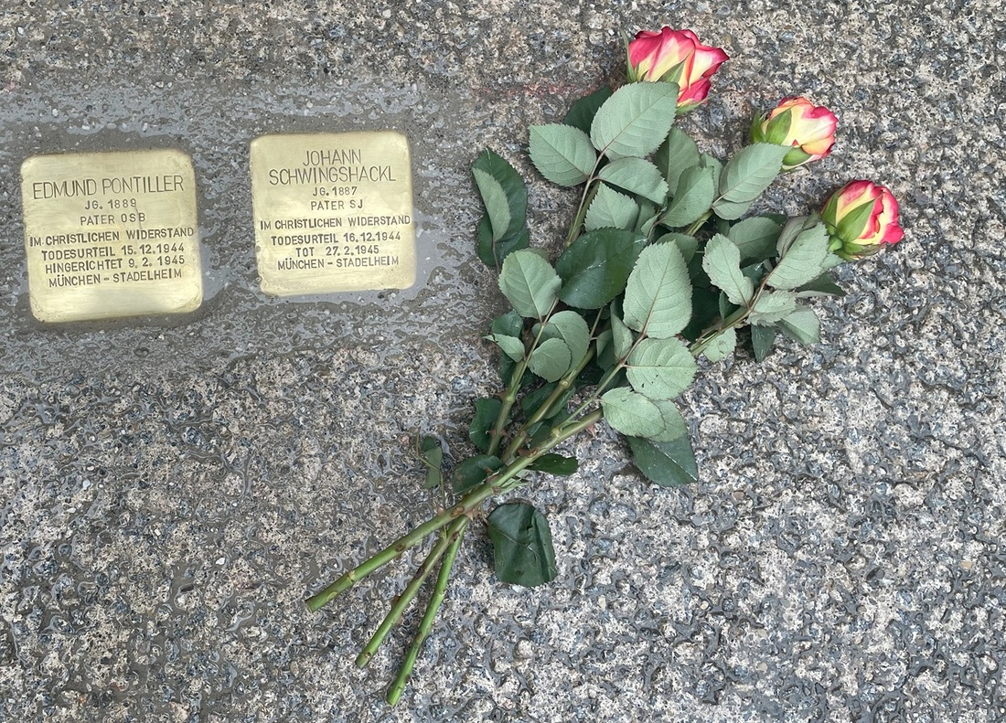 Stolpersteine vor dem Landesgericht, in dem von 1939 bis 1945 mehr als 100 Todesurteile gefällt wurden, darunter jene gegen die Tiroler Patres Edmund Pontiller und Johann Schwingshackl. 