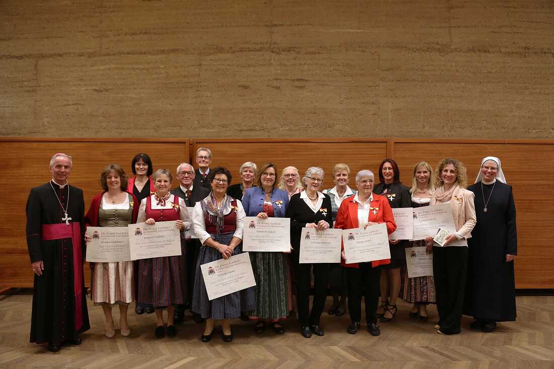 Die Geehrten aus der Erzdiözese mit Weihbischof Hansjörg Hofer (l.) und Kanzlerin Sr. Christine Nigg (r.).