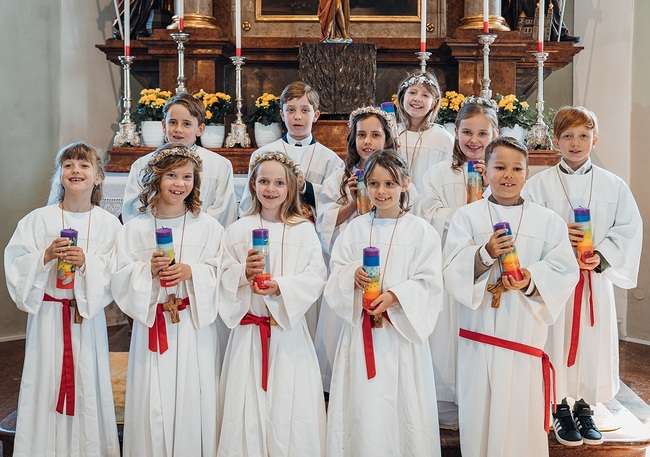Erstkommunionsfeier der Volksschule Plainfeld mit elf freudestrahlenden Mädchen und Burschen.