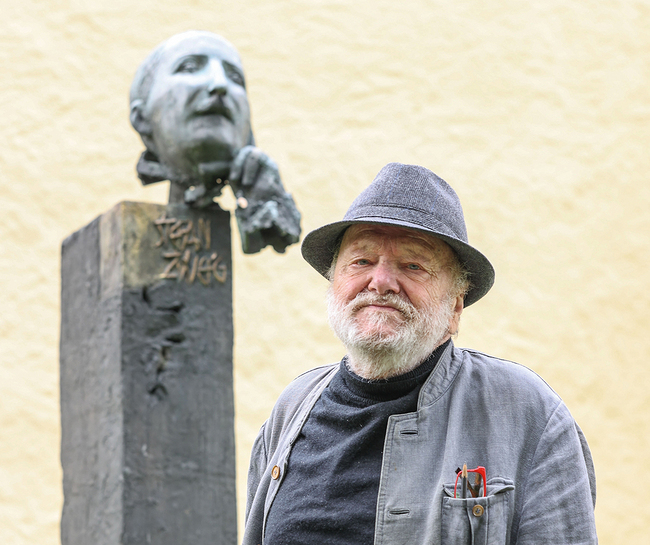Josef Zenzmaier bei der Aufstellung der renovierten Stefan-Zweig-Stehle auf dem Kapuzinerberg.