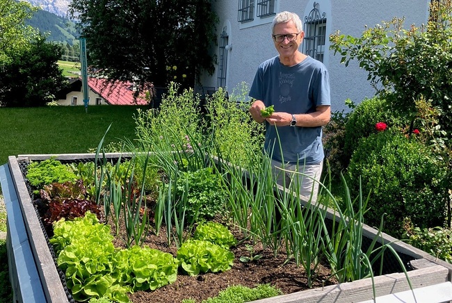 Sebastian Schneider, Leiter und „Chefkoch“ in Embach, holt Nachschub aus dem Kräutergarten.
