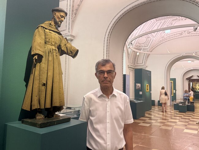 Reinhard Gratz neben der Leihgabe „Poverello“, der kleine Arme, aus dem Diözesanmuseum Paderborn. Die Bekleidung des hl. Franz von Assisi wurde allerdings im 19. Jhd. ersetzt.