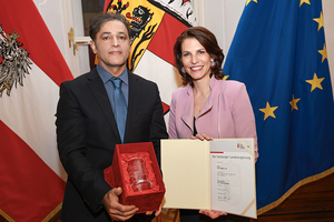 Ausgezeichnet: Die Salzburger Landeshauptfrau Karoline Edtstadler überreicht Hiwa Naghshi den Ehrenbecher des Landes – für seine Tätigkeit als Fotograf, die bereits international prämiert wurde.