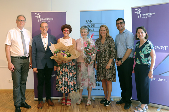 Frauentreff Wörgl: PGR-Obmann Heinz Werlberger, Direktor MMag. Dr. Andreas G. Weiß, Dipl.-Päd. Martina Koidl, Gerda Widauer, Stadtreferentin Elisabeth Werlberger, Vizebürgermeister Kaya Kayahan, Regionalbegleiterin Dipl.-Kfr. Sabine Liesner MA. (v.l.