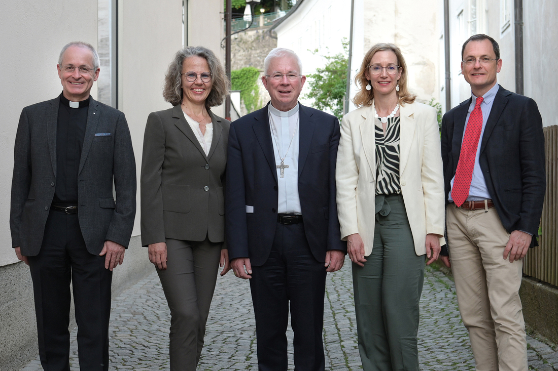  Forumssprecher und Bischofsvikar für Ehe und Familie, Gerhard Viehhauser, Ethikerin Susanne Kummer, Erzbischof Franz Lackner, Camilla Tüchler vom Forum Neues Leben und Mediziner Florian Baumgartner.