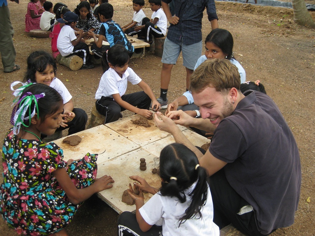 Ehrenamt hat viele Gesichter: Jamie Streiwieser-Regeer beim Freiwilligendienst in Sri Lanka.
