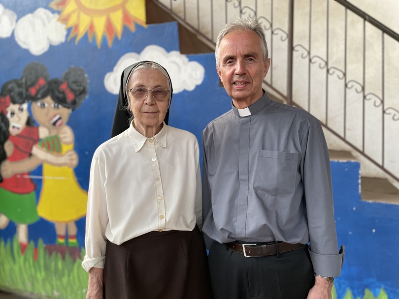 Schwester Clara Erlbacher freut sich über den Besuch von Weihbischof Hansjörg Hofer (2022) in Santa Cruz.