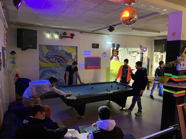 Die kostenlosen Angebote im Jugendzentrum beinhalten eine Vielzahl an Freizeitaktivitäten, darunter Billard, Tischtennis, Darts, Computerspiele, Musik und Tanz. 