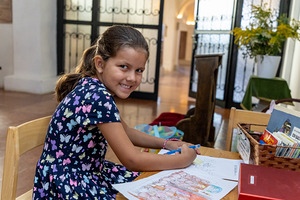 Die kleine Sophia findet in der Kirche allerlei Motive zum Malen.