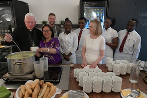 Gutes Team:  Erzbischof Franz Lackner und kfb-Projektpartnerin Nori Sialana  schenken die Suppe von Johanna und Didi Maier aus.                          