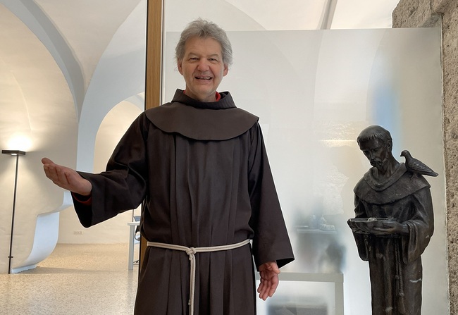 P. Fritz Wenigwieser mit Fanziskusstatue im Salzburger Franziskanerkloster.