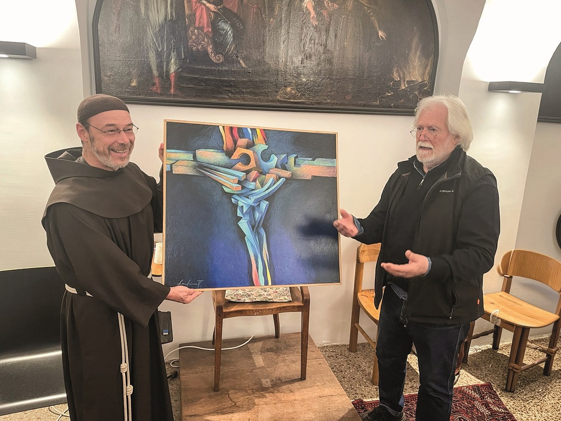 Gekommen, um zu bleiben: Künstler Dino Facchinetti (r.) überreicht Guardian P. Thomas Hrastnik eines der Exponate als Gastgeschenk. 