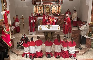 Feierlicher Gottesdienst zur Wiedereröffnung: mit Weihbischof Hansjörg Hofer, Pfarrer Jürgen Gradwohl, Dekan Ignaz Steinwender sowie dem langjährigen Pfarrer Dechant Alois Moser (Saalfelden).    