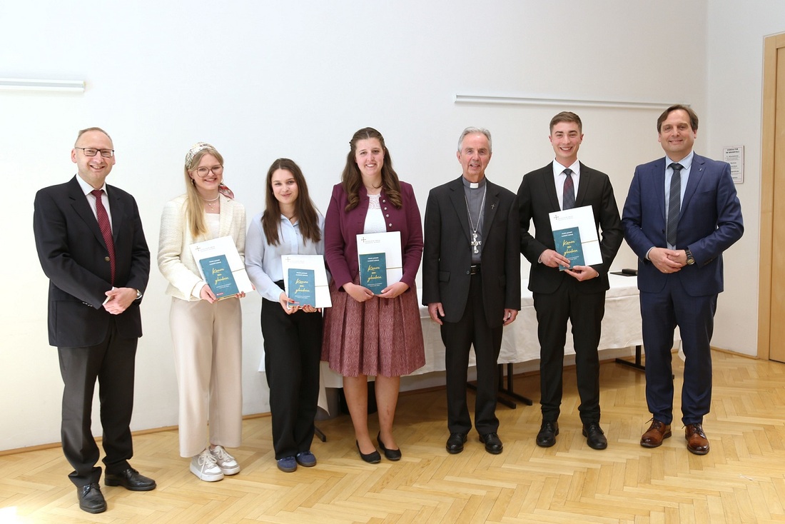 V. l.: Direktor Erwin Konjecic (Amt für Schule und Bildung), Theresa König, Lara Ferner, Marie Christine Perner (alle 2. Preis), Weihbischof Hansjörg Hofer, Florian Rumplmayr (1. Preis), Fachinspektor Markus Hammer (Amt für Schule und Bildung).