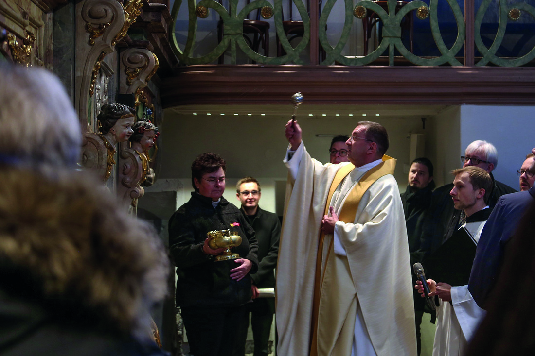 Erzabt em. Korbinian Birnbacher bei der Segnung der „Hans-Gröber-Orgel“ in der Stiftskirche St. Peter.