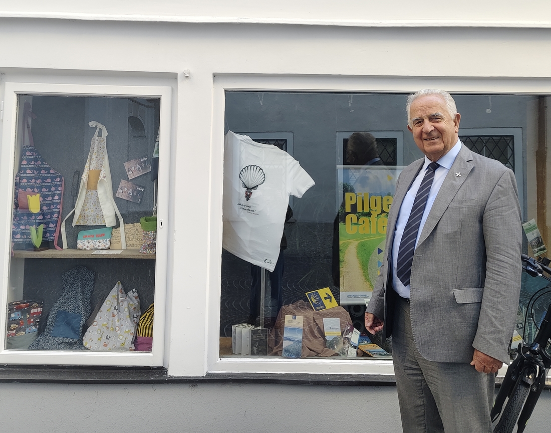 Balthasar Sieberer vor dem Schaufenster des Infopoints „Offener Himmel“