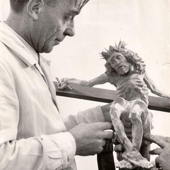 Jakob Adlhart d.J. mit seinem Modell für den Kollegchristus. Die Maße des Korpus: 61 cm hoch, 66 cm breit, 26 cm tief.