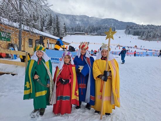 Moritz, Chiara, Lukas und Leo waren mit Begleiterin Greti im Thierseer Ortsteil Mitterland und an der Schipiste unterwegs. 