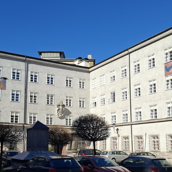 Das Kolleg heute: Im Bild die beiden 1926 fertiggestellten Trakte mit den von Anton Faistauer gestalteten Fresken (links der Gnadenstuhl, rechts das Gnadenbild von Maria Plain mit Sonnenuhr). 