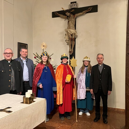 Die Heiligen Drei Könige aus Salzburg-Maxglan besuchten Generalvikar Harald Mattel (2. v. l.) und zwei seiner Vorgänger im Amt, Prälat Johann Reißmeier (l.) und Weihbischof Hansjörg Hofer im Domherrenhaus am Kapitel­platz 1 in Salzburg. 