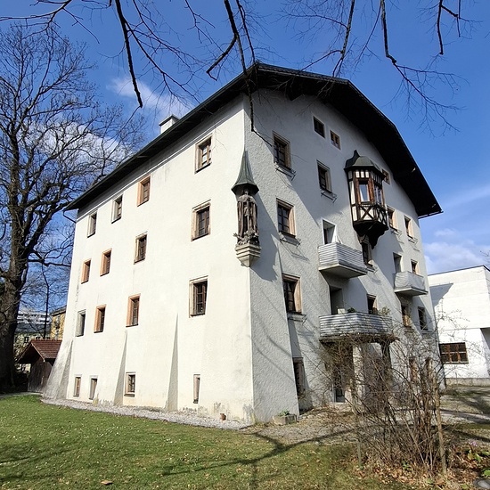 Das Cordon-Haus, von der Familie Adlhart 1909 erworben, dient heute u.a. dem AdlhartARCHIV mit dem Nachlass des Bildhauers. 