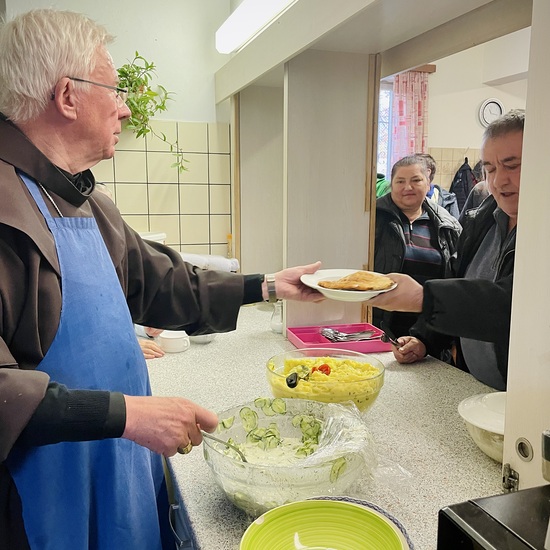 Essensausgabe bei den Barmherzigen Schwestern.