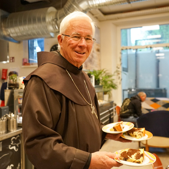 Erzbischof Franz Lackner bei der Essensausgabe im Haus Elisabeth.