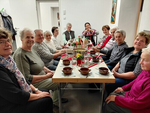 Neumarkt Gruppenfoto beim Essen