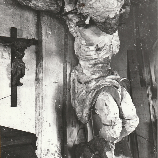 Das Modell (links) mit dem Kollegchristus in der Werkstatt. 