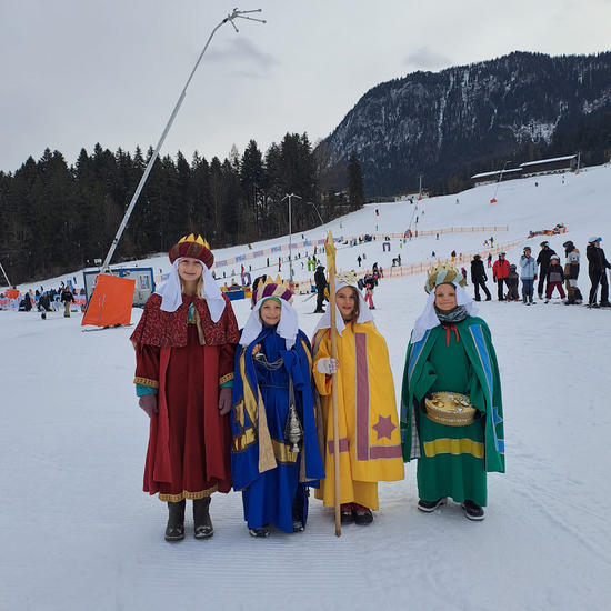 Alexandra, Christoph, Chiara und Ben (v. l.) sangen Sternsingerlieder bei den Schneebergliften in Mitterland. Bei der Hirschalm gab es ein gutes Mittagessen für die Gruppe.