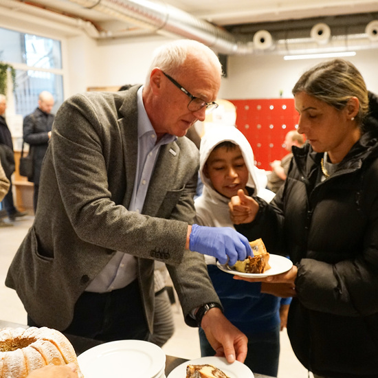 Caritas-Direktor Johannes Dines bei der Essensausgabe im Haus Elisabeth.
