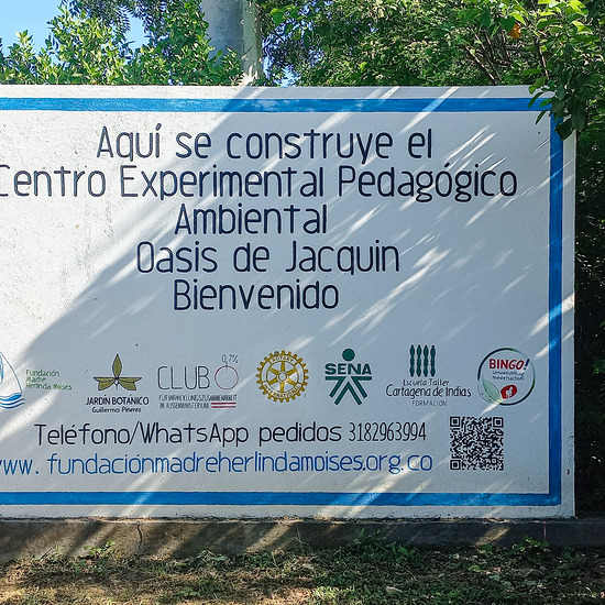 Bienvenido (Willkommen) in der Oase! Gleich an der Straße beginnt der Lehr- und Naturschutzgarten, der auch von Hilfsorganisationen, Ministerien und Privatpersonen aus Österreich mitfinanziert wird.